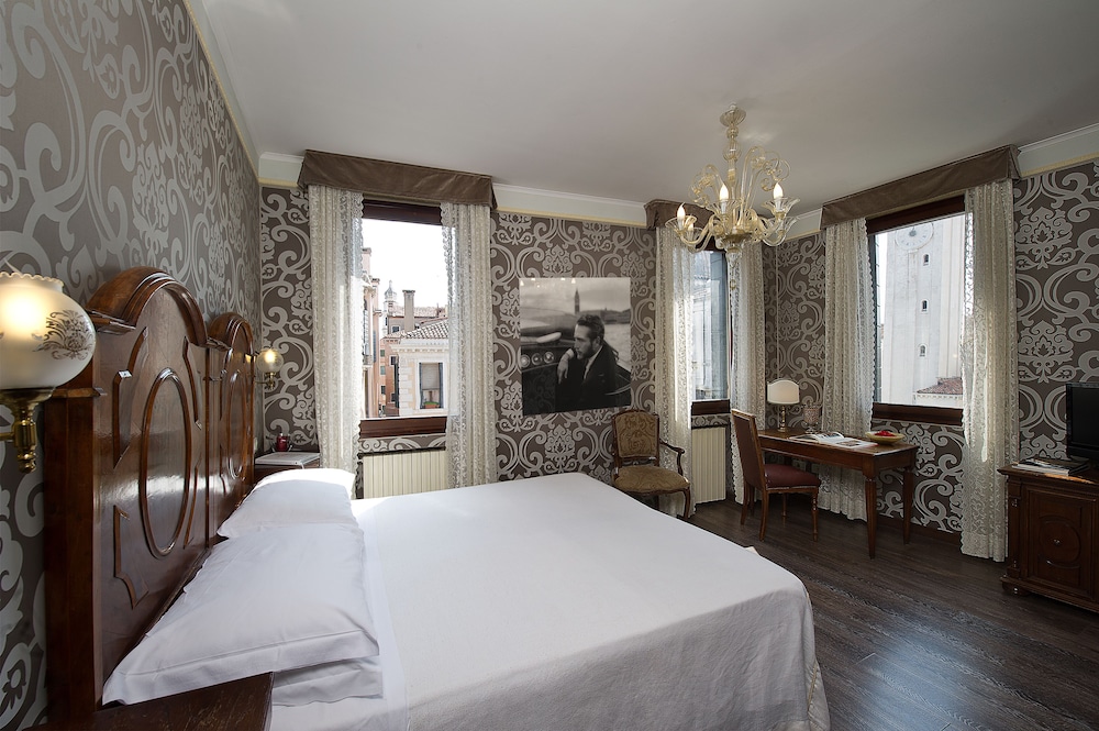 Superior Room, Canal View
