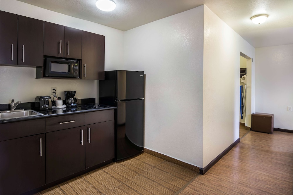 Standard Room, 1 Queen Bed, Non Smoking, Kitchenette - Photo 15