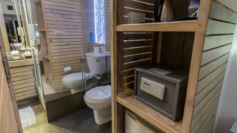 Deluxe Triple Room  Balcony With One Free Head Massage photo 3