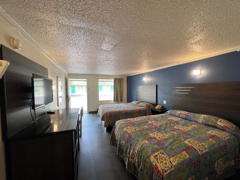 Standard Room, 2 Queen Beds, Smoking photo 1