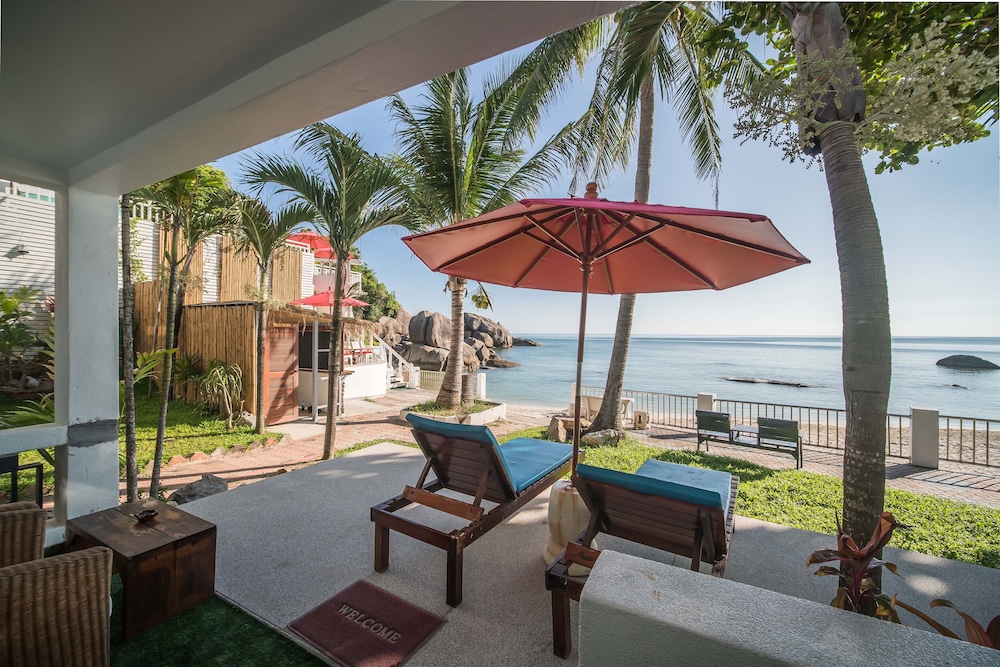 Deluxe Beachfront Room - Photo 13