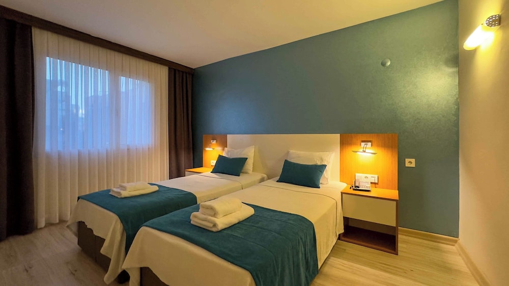 Luxury Suite, 1 Bedroom, Partial Sea View photo 2