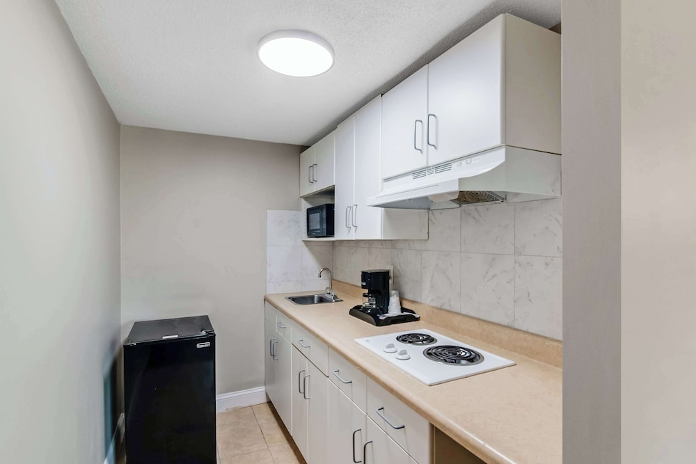 Suite, 1 King Bed, Kitchenette - Photo 2