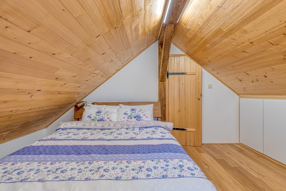 Family Chalet, Multiple Bedrooms, Mountainside (Old House Knezovo With Lovely View) photo 1