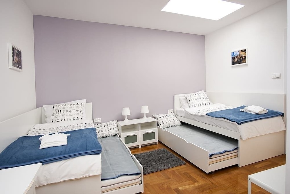 Twin Room, Shared Bathroom (3)