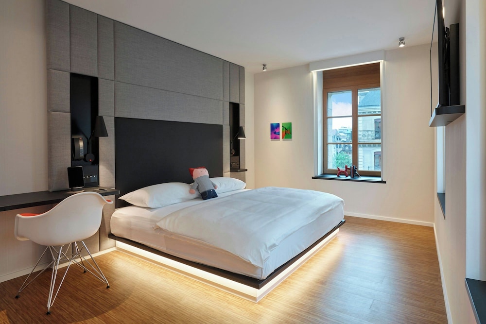 Room, 1 King Bed (Mobility Accessible, Roll-In Shower) photo 1