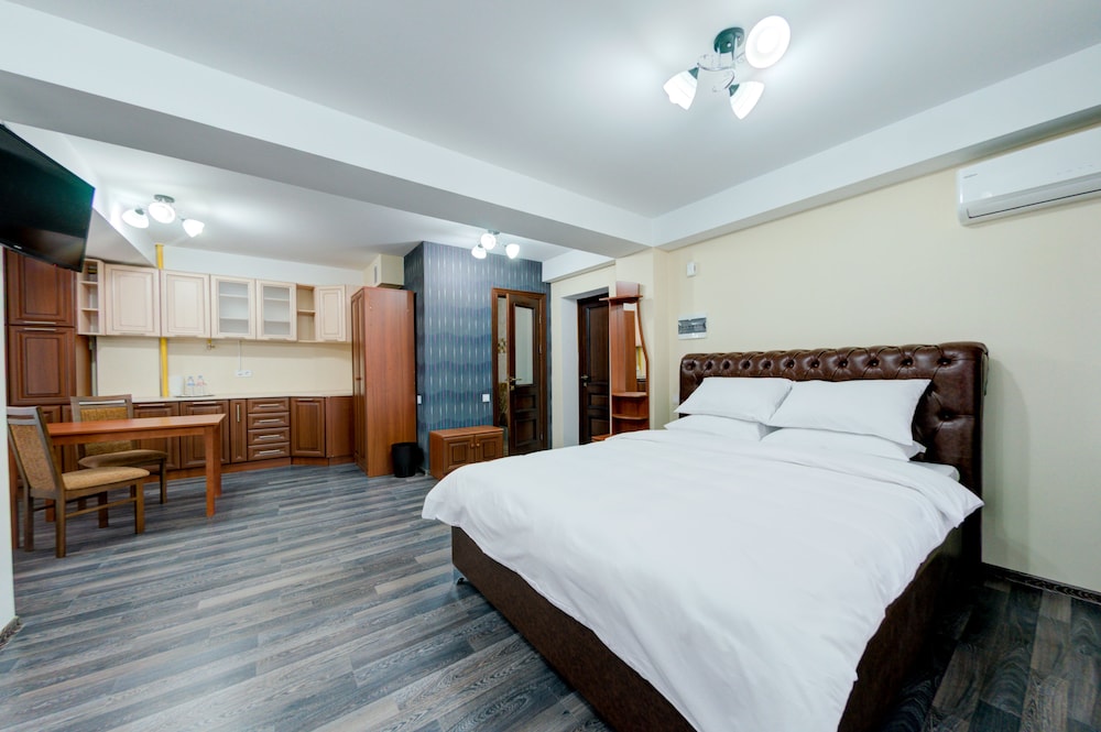 Standard Room, 1 King Bed, City View photo 2