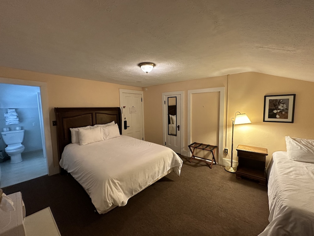 1 Queen Bed and 1 Single Bed, Inn Style