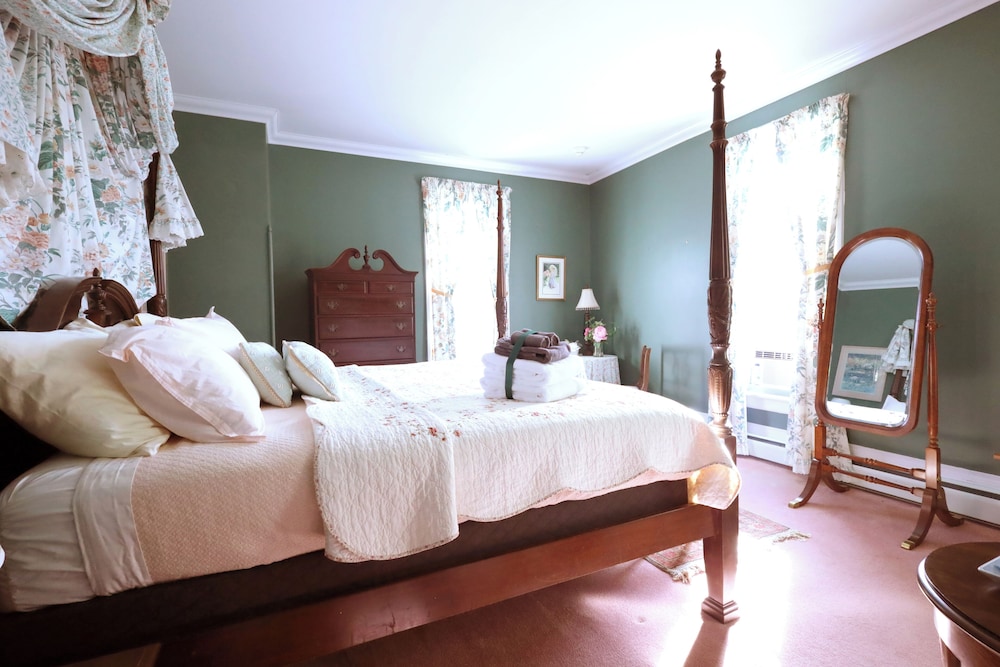 Standard Single Room, 1 King Bed, Garden View photo 1