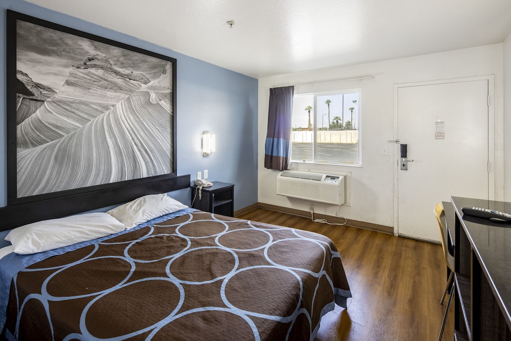 Basic Room, 1 Queen Bed, Non Smoking - Photo 3