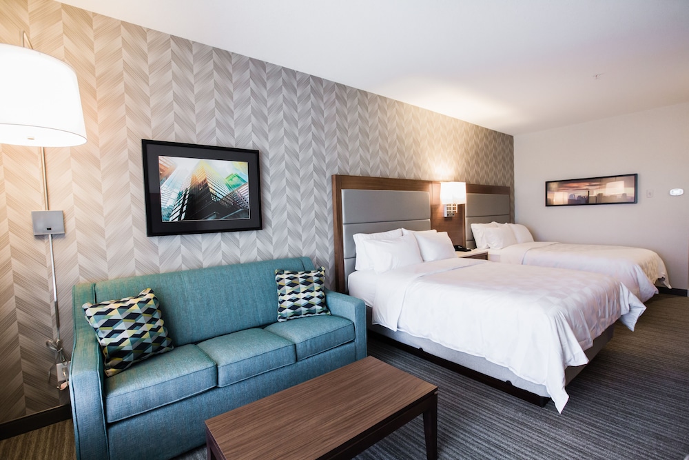Standard Room, Multiple Beds thumbnail 5