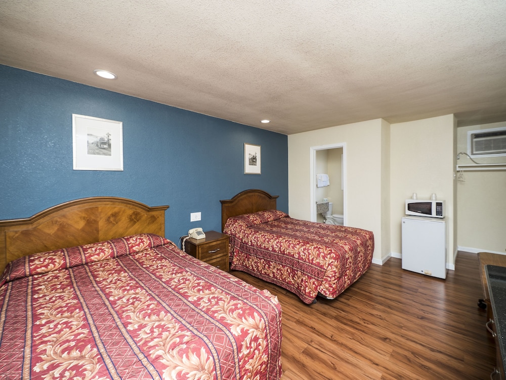Standard Room, 2 Queen Beds photo 1