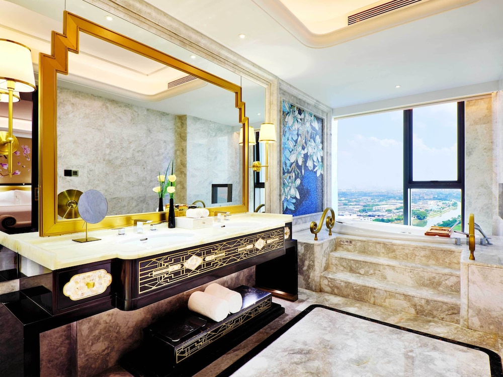 Deluxe River View King Room photo 3