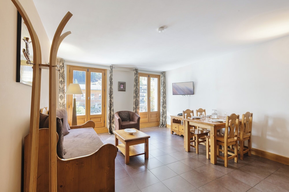 Family Apartment, Multiple Bedrooms (Vallorcine Loriaz 13 ski in / ski out) photo