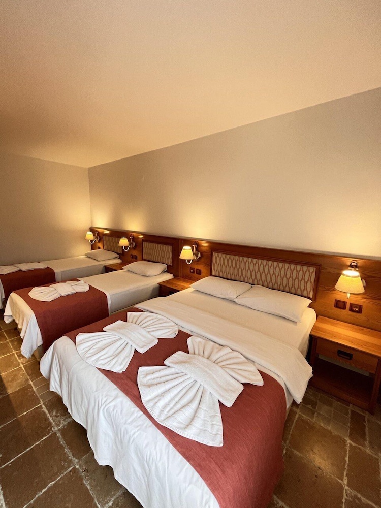 Quadruple Room, Pool View photo 2