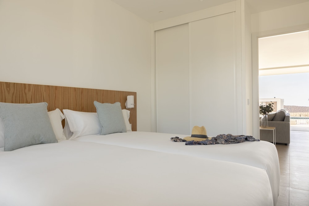 Apartment, 2 Bedrooms, Sea View - Photo 1