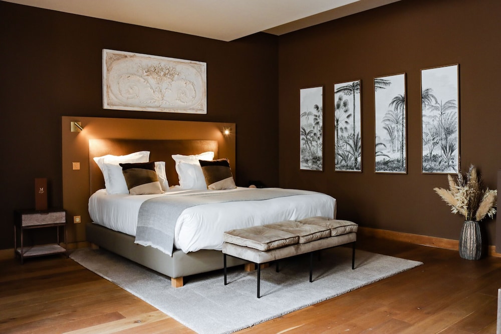 Executive Suite - Photo 1