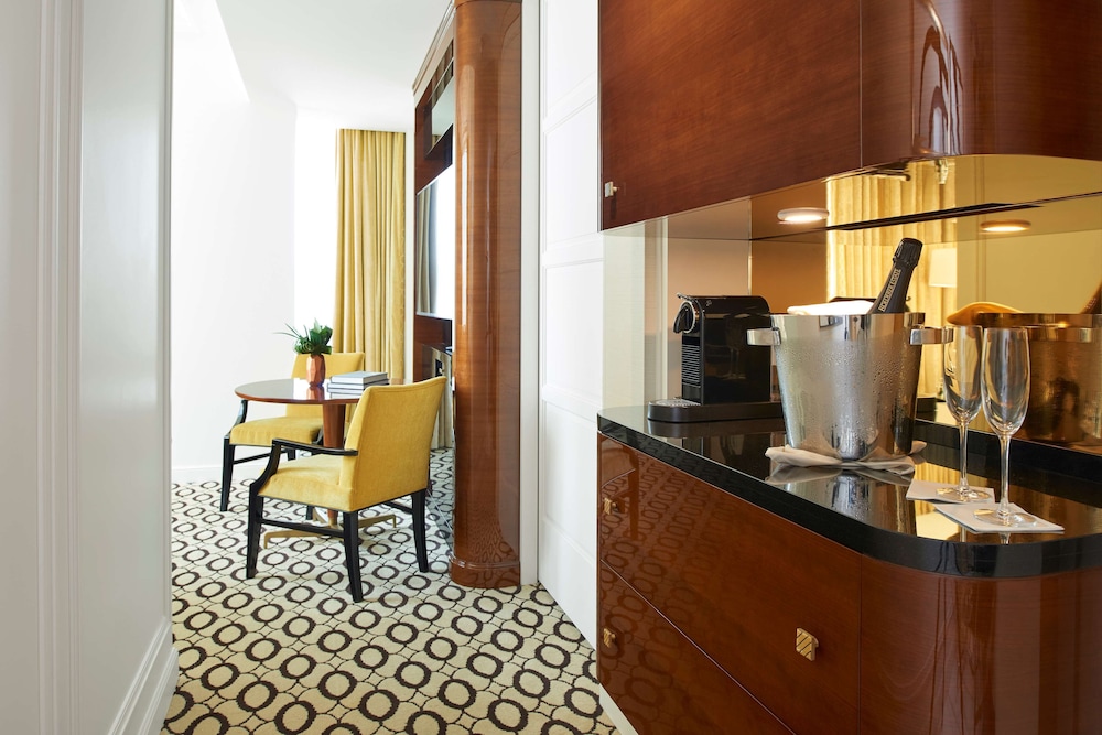 Junior Suite, 1 King Bed, Corner (Hearing, Deluxe, High Floor)