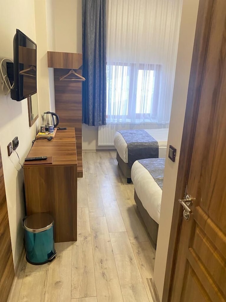 Economy Twin Room photo 2