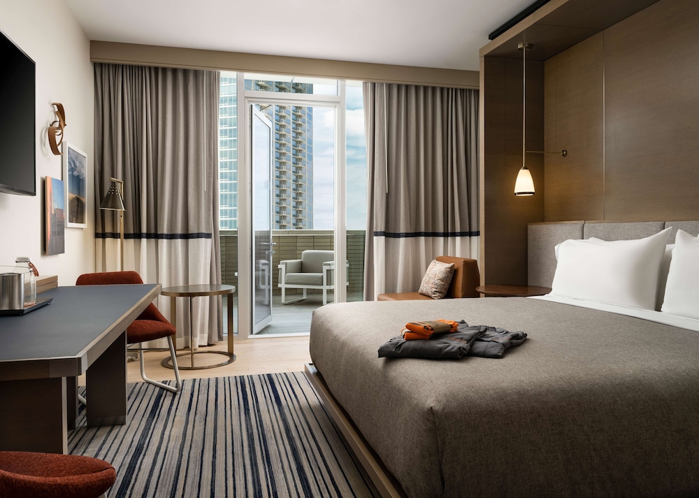 Suite, 1 King Bed, Accessible, Balcony (Mobility /Hearing, Roll-in Shower) - Photo 2