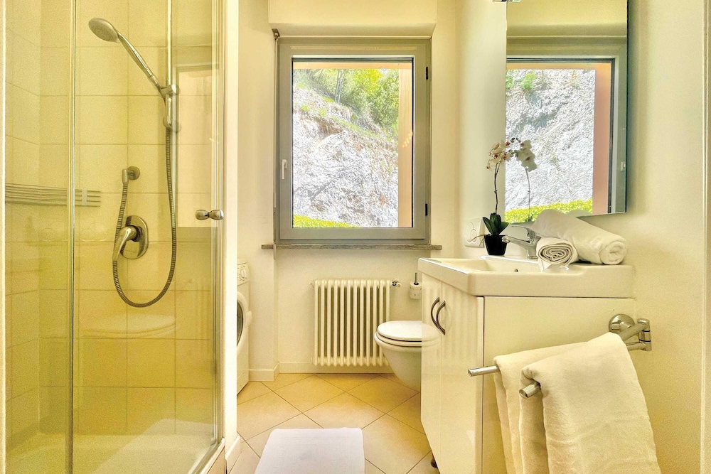 Family Apartment, Multiple Bedrooms, 2 Bathrooms, Mountainside (Gaeta 'Lake View') photo 3