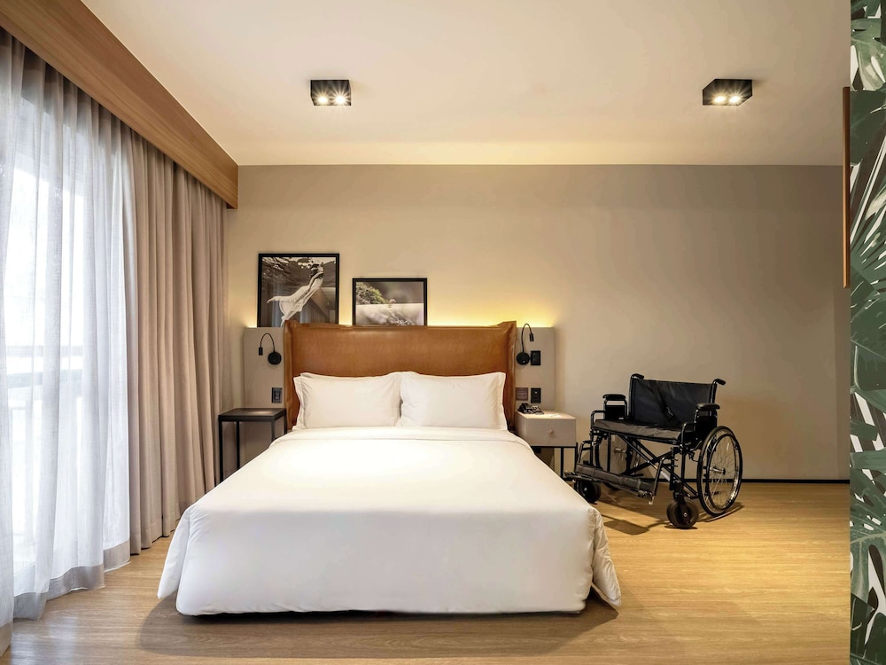Deluxe Accessible Light - Photo 1