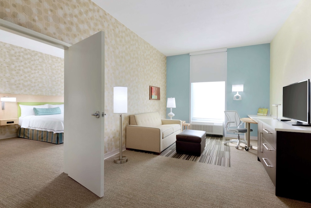 Suite, 1 King Bed, Accessible, Non Smoking (w/ roll-in shower) photo 1