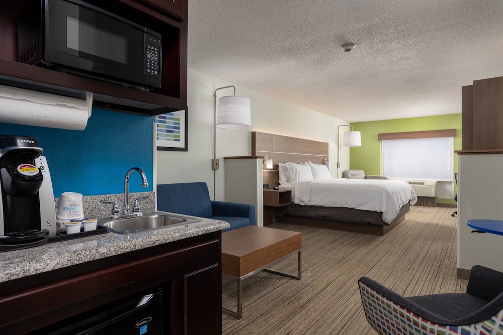 Suite, 1 Bedroom - Photo 2