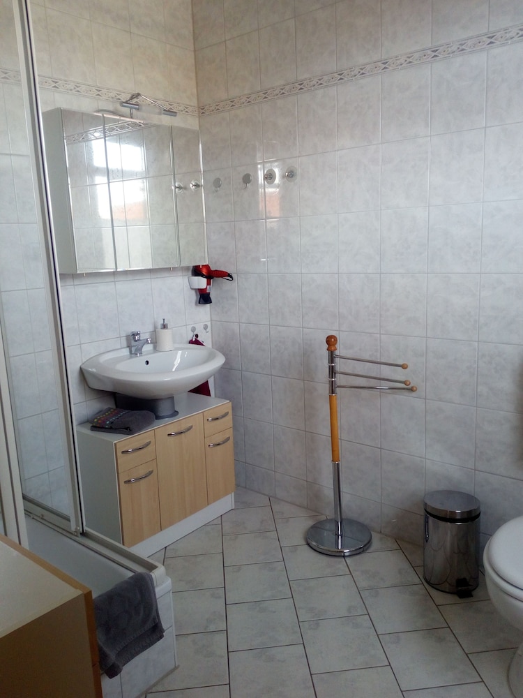 Basic Apartment, Multiple Beds photo 3