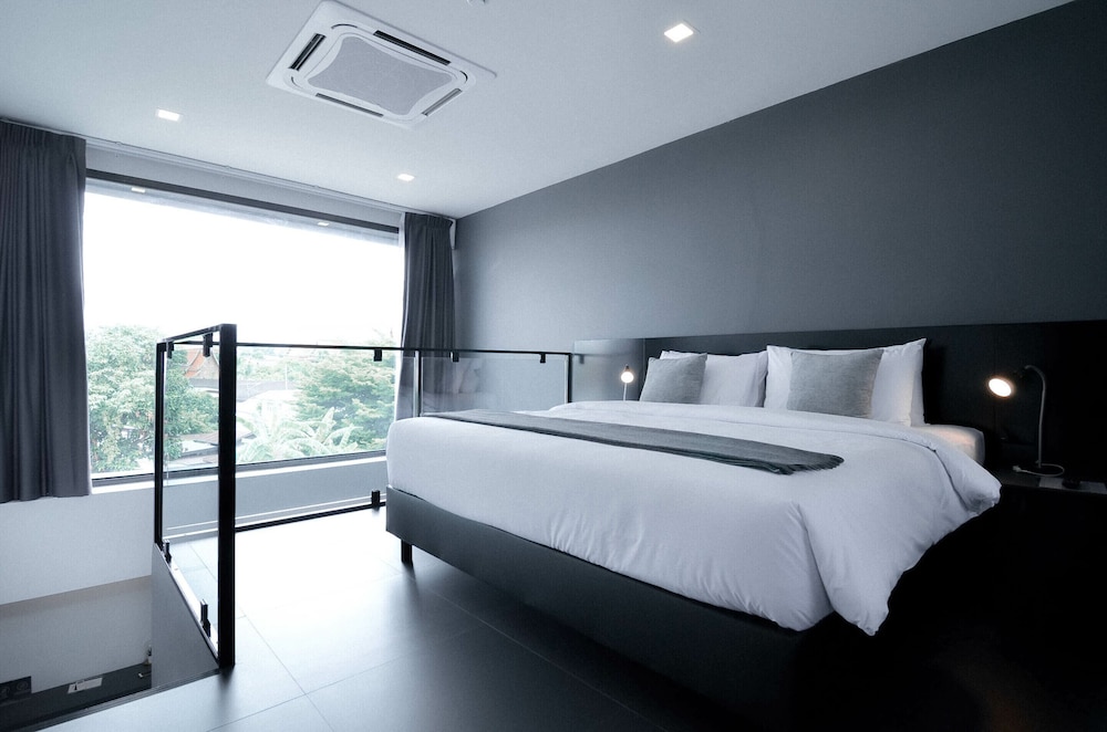 Signature Duplex, 1 King Bed, Non Smoking, Mountain View