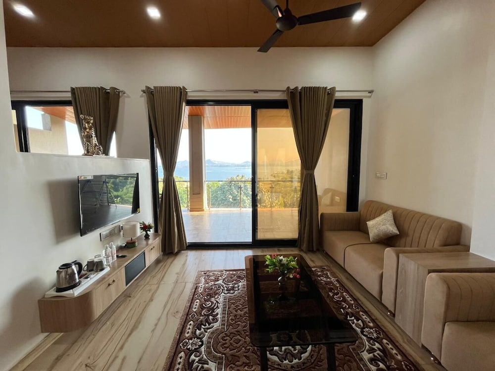 Lake View Luxury Suite photo 2