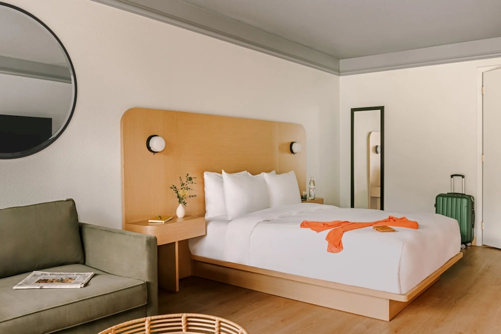 Standard Room, 1 Queen Bed, Accessible Bathtub (Mobility) - Photo 5
