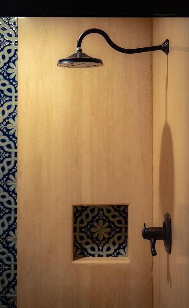 Standard Double Room, 2 Queen Beds - Photo 4