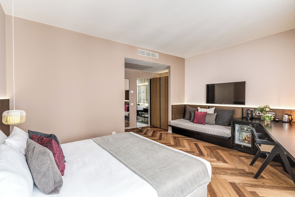 Deluxe Room, City View - Photo 1
