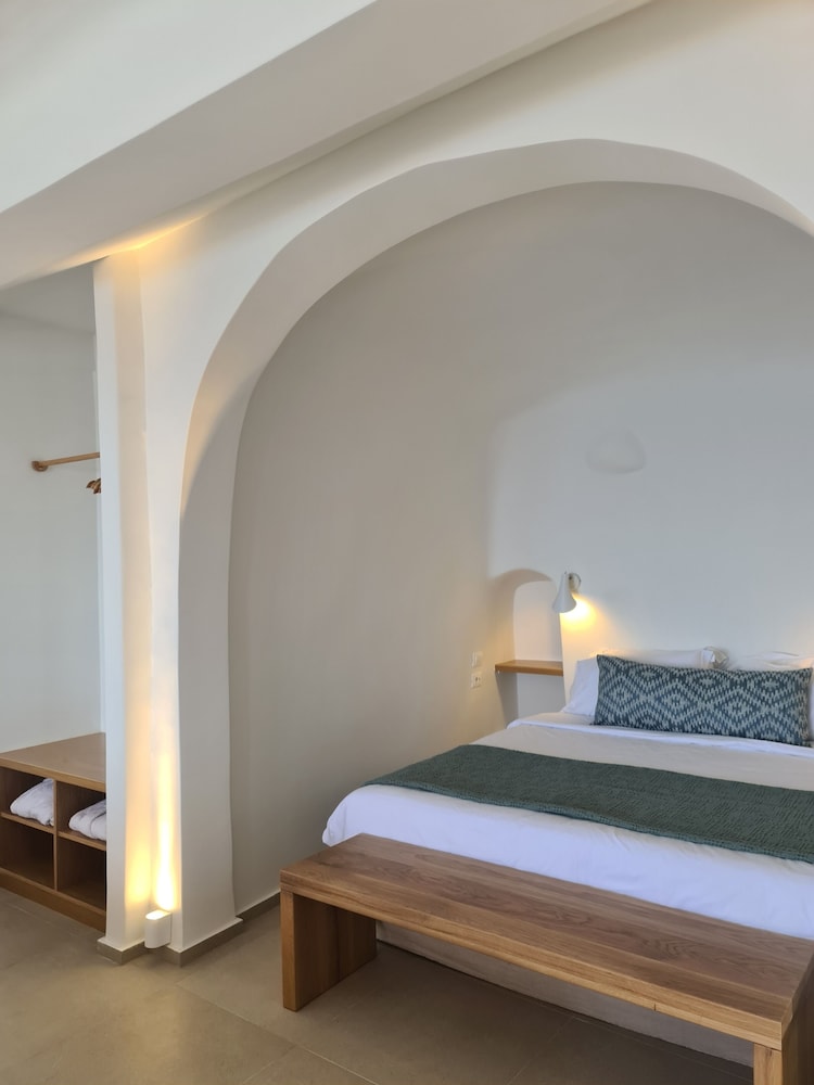 Deluxe Suite with spa bath and outdoor Hottub Caldera View - Photo 1