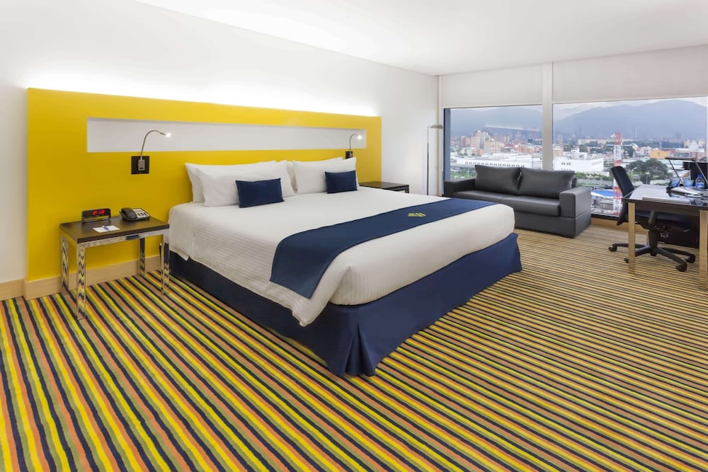 Deluxe Room, 1 King Bed, Executive Level photo 1