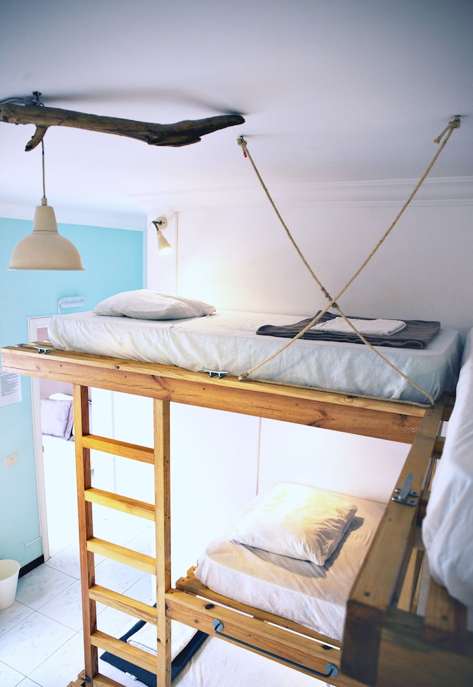 Habitación Básica, Múltiples Camas, Baño Compartido (1 cama en una habitación compartida de 6 camas)