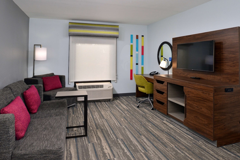 Suite, 1 King Bed, Non Smoking - Photo 3