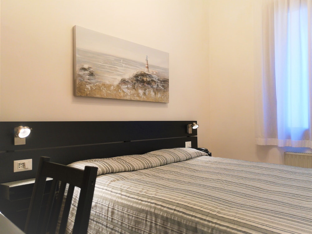 Basic Double Room, Shared Bathroom photo 3