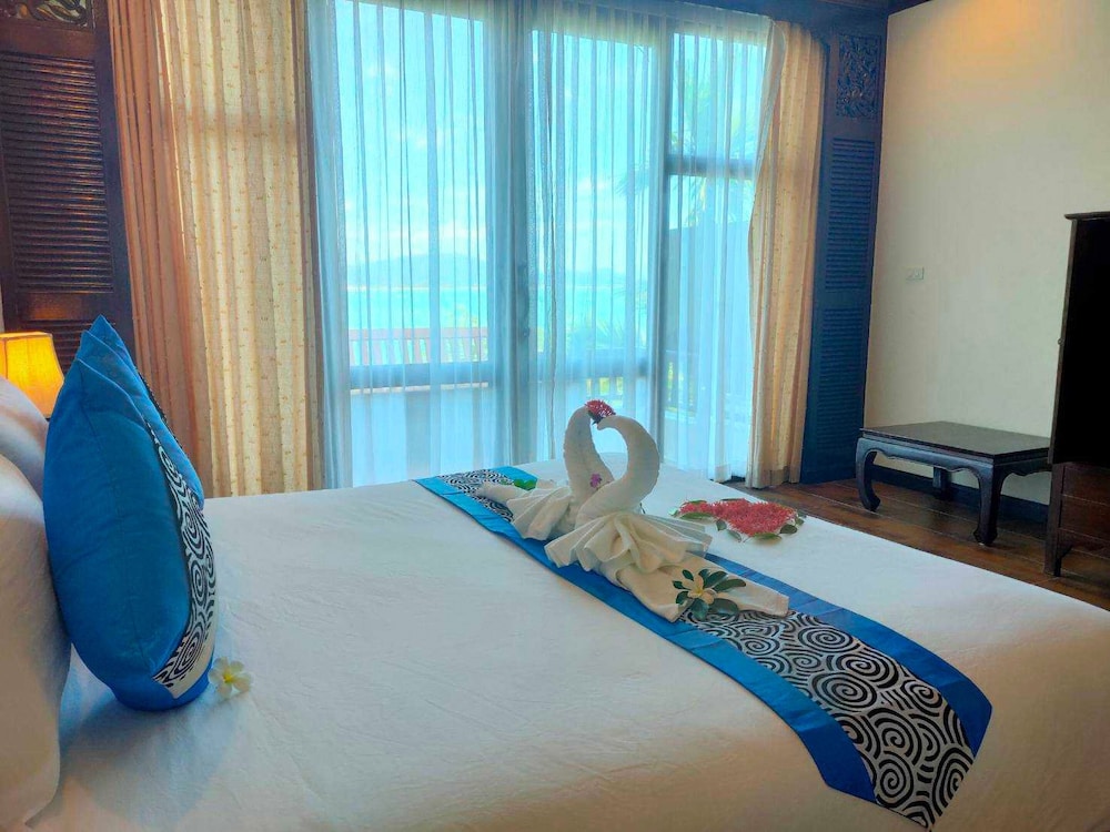 Deluxe Suite, Sea View - Photo 12