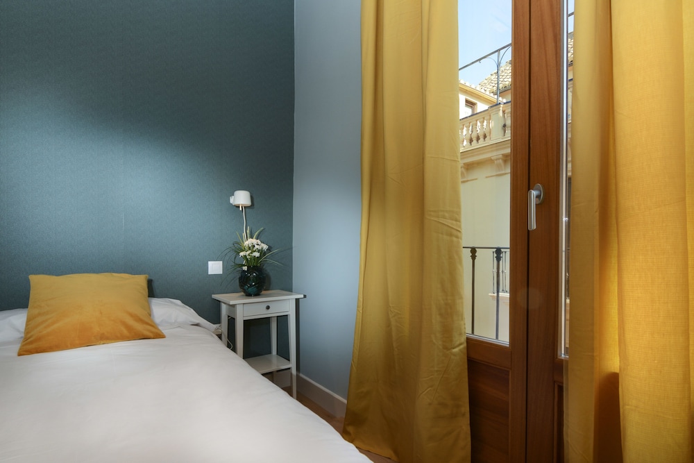 Standard Twin Room, 1 Bedroom, Shared Bathroom, City View photo 2