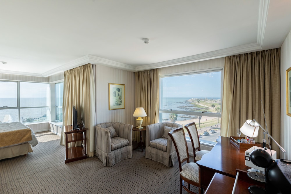 Suite, Corner - Photo 2