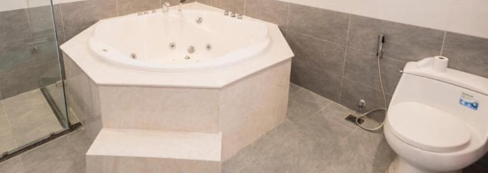 Suite Room City View with Bathtub - Photo 13
