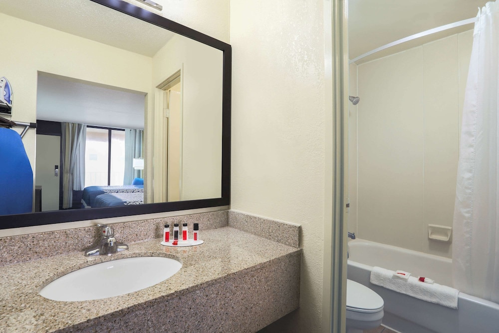 Room, 1 King Bed, Accessible, Non Smoking (Mobility) - Photo 4