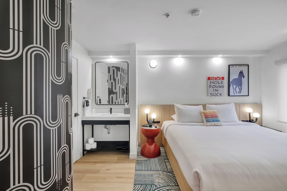 Standard Room, 1 King Bed - Photo 4