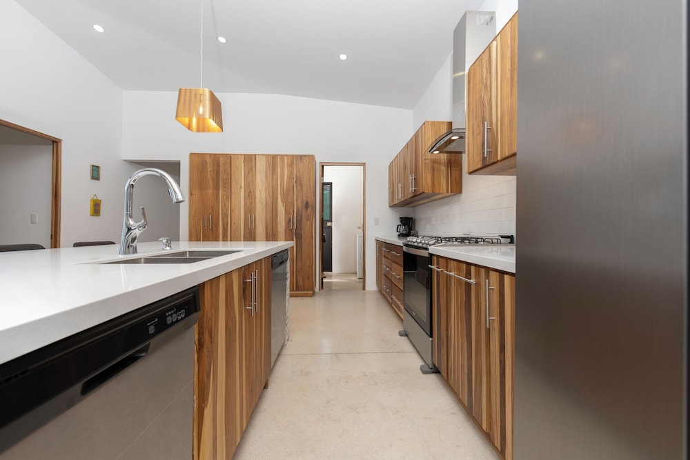 Luxury House, 6 Bedrooms, Kitchen, Poolside photo 1