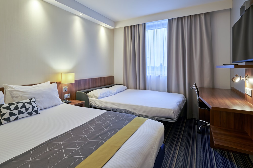 Standard Room, 1 Queen Bed with Sofa bed (Free Breakfast) thumbnail 5