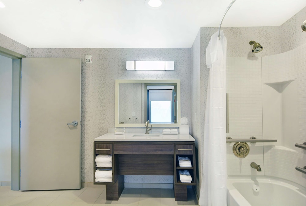 Studio, 2 Queen Beds, Accessible, Bathtub (Mobility & Hearing) photo 3