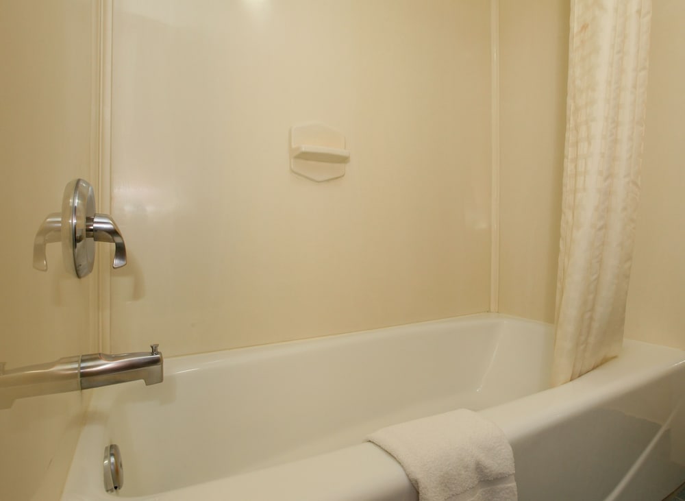 Standard Room, 2 Queen Beds - Photo 9