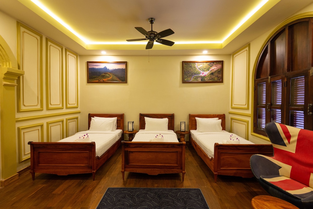 Colonial Triple Room